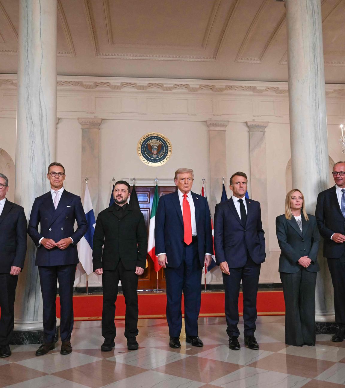Washington, D.C., USA: Europäischen Kommission Ursula von der Leyen, der britische Premierminister Keir Starmer, NATO-Generalsekretär Mark Rutte, der ukrainische Präsident Wolodymyr Selenskyj. US-Präsident Donald Trump, Frankreichs Präsident Emmanuel Macron, Italiens Premierministerin Giorgia Meloni, Bundeskanzler Friedrich Merz und der finnische Präsident Alexander Stubb im Weißen Haus.