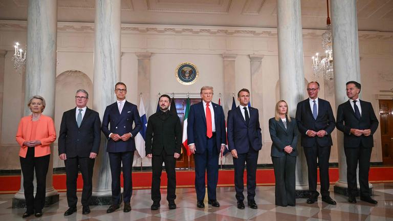 Washington, D.C., USA: Europäischen Kommission Ursula von der Leyen, der britische Premierminister Keir Starmer, NATO-Generalsekretär Mark Rutte, der ukrainische Präsident Wolodymyr Selenskyj. US-Präsident Donald Trump, Frankreichs Präsident Emmanuel Macron, Italiens Premierministerin Giorgia Meloni, Bundeskanzler Friedrich Merz und der finnische Präsident Alexander Stubb im Weißen Haus.