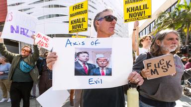 Menschen versammeln sich vor dem Tesla-Showroom in Santa Monica, um gegen Elon Musks übergroßen Einfluss in der neuen Trump-Regierung zu protestieren.