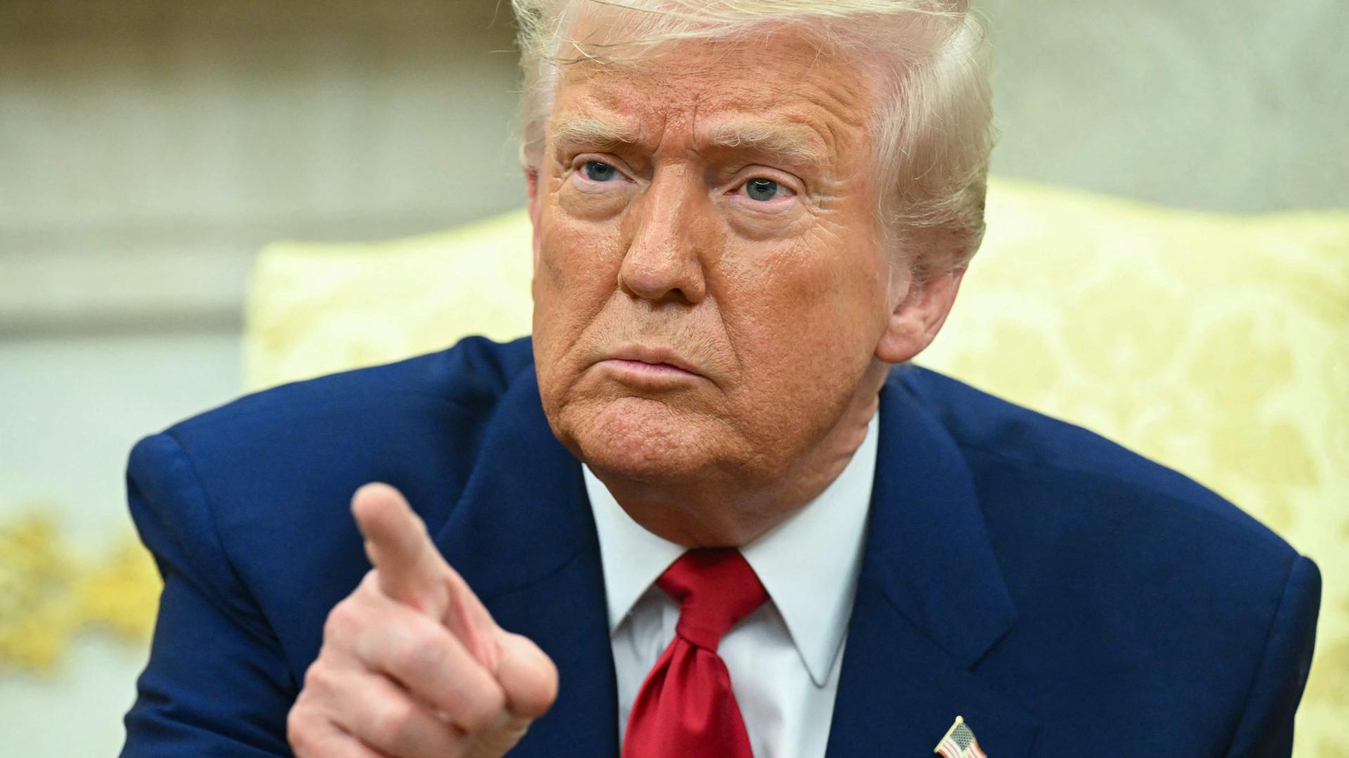 US-Präsident Donald Trump zeigt mit dem Zeigefinger auf einer Person