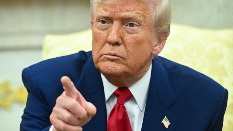 US-Präsident Donald Trump zeigt mit dem Zeigefinger auf einer Person