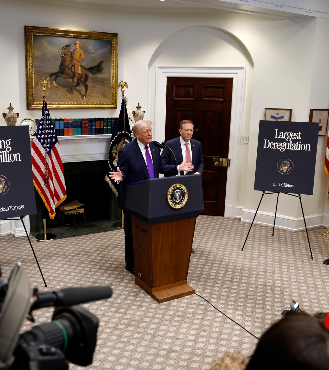 Trump zusammen mit dem Environmental Protection Agency (EPA) Administrator Zeldin im Roosevelt Raum im Weißen Haus.