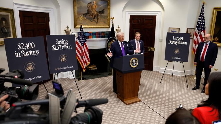 Trump zusammen mit dem Environmental Protection Agency (EPA) Administrator Zeldin im Roosevelt Raum im Weißen Haus.