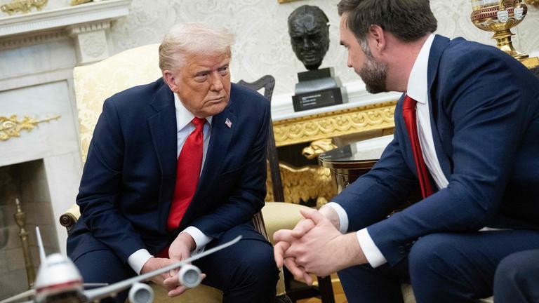 US-Präsident Donald Trump spricht mit US-Vizepräsident JD Vance während eines Treffens mit El Salvadors Präsident Nayib Bukele (nicht im Bild) im Oval Office des Weißen Hauses in Washington.