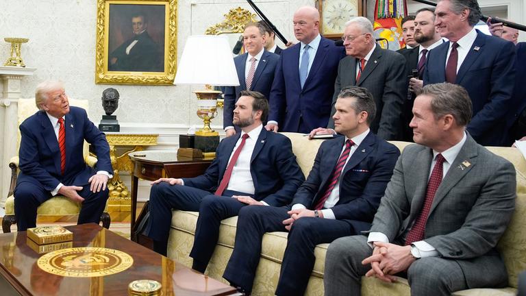 Präsident Donald Trump (l.)  mit US-Vizepräsident JD Vance (3. r.) und US-Verteidigungsminister Pete Hegseth (2. r.) während ihres Treffens im Oval Office des Weißen Hauses in Washington, D.C., USA, 13. 3. 2025. 