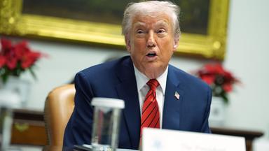 US-Präsident Donald Trump spricht während eines runden Tisches im Roosevelt Room des Weißen Hauses.