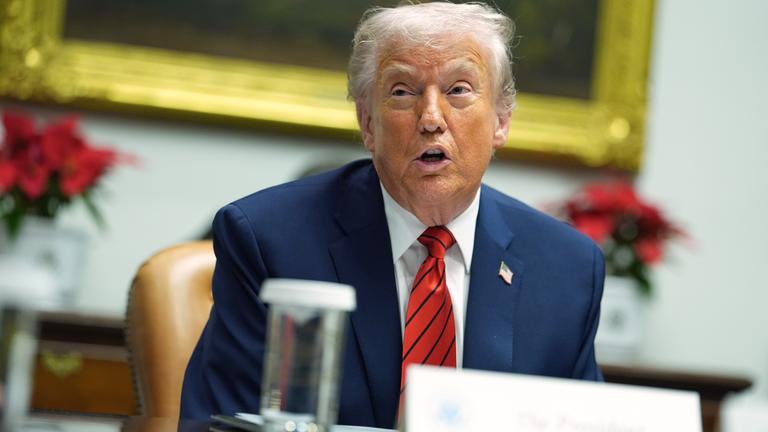 US-Präsident Donald Trump spricht während eines runden Tisches im Roosevelt Room des Weißen Hauses.