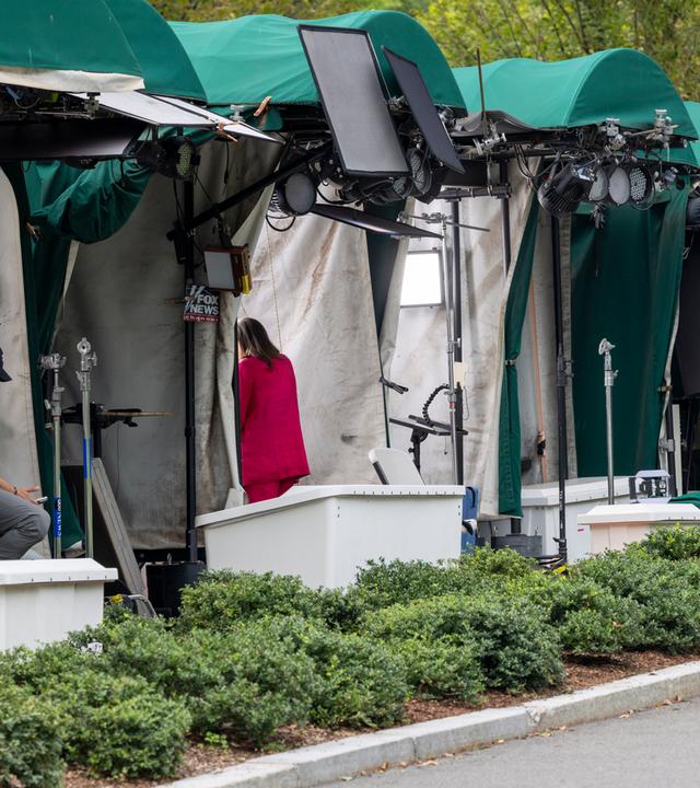 Kristen Holmes, leitende Korrespondentin von CNN für das Weiße Haus, arbeitet am 18. September 2026 in der CNN-Übertragungskabine auf dem North Lawn des Weißen Hauses in Washington, D.C., USA.