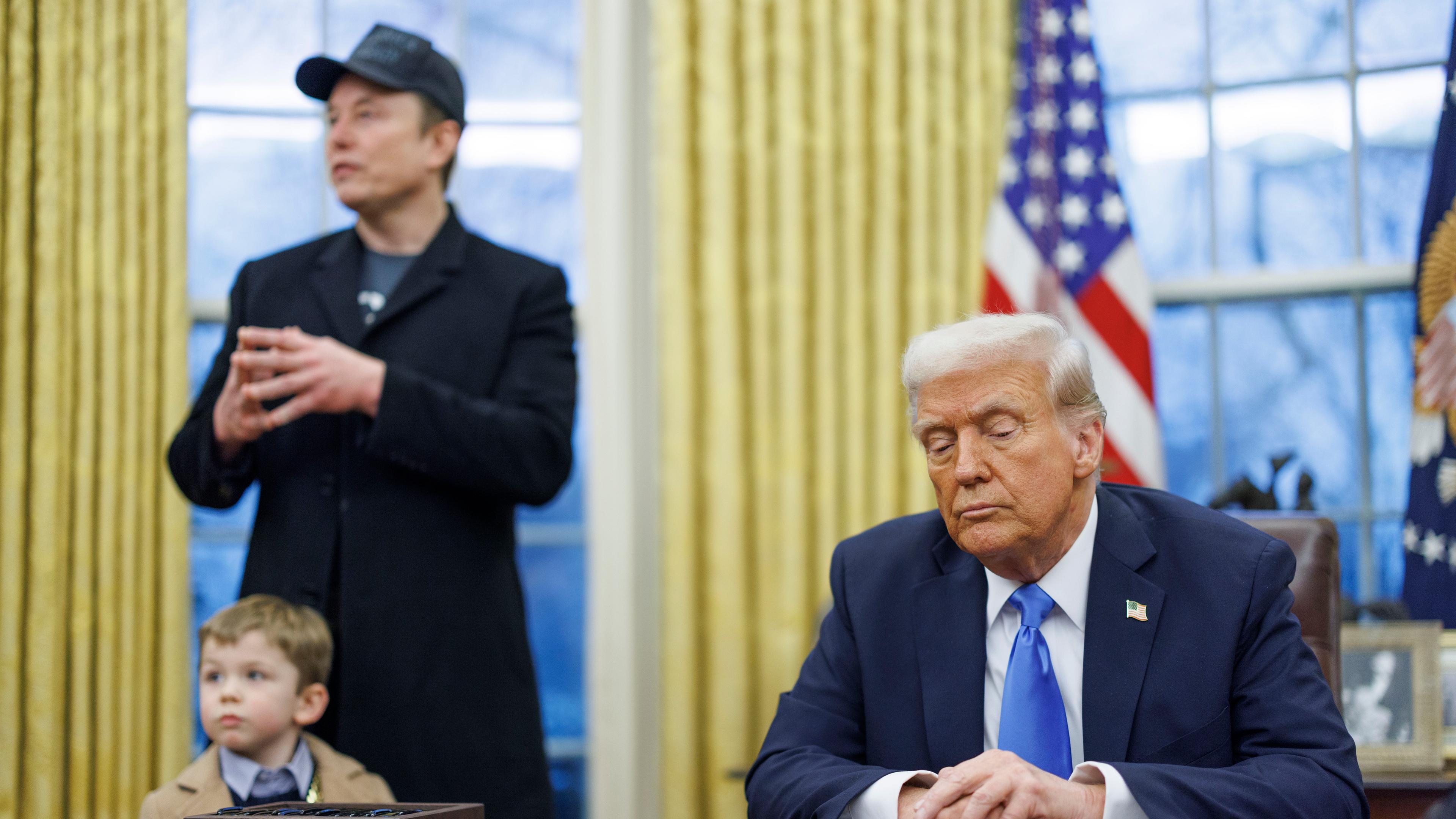 Der US-Unternehmer und Mitarbeiter der US-Sonderregierung Elon Musk (L), mit seinem Sohn X, und US-Präsident Donald J. Trump (R) sprechen mit den Medien im Oval Office des Weißen Hauses in Washington, DC, USA, 11. Februar 2025