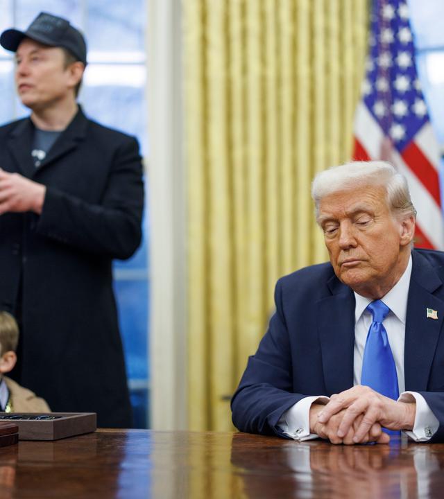 Der US-Unternehmer und Mitarbeiter der US-Sonderregierung Elon Musk (L), mit seinem Sohn X, und US-Präsident Donald J. Trump (R) sprechen mit den Medien im Oval Office des Weißen Hauses in Washington, DC, USA, 11. Februar 2025
