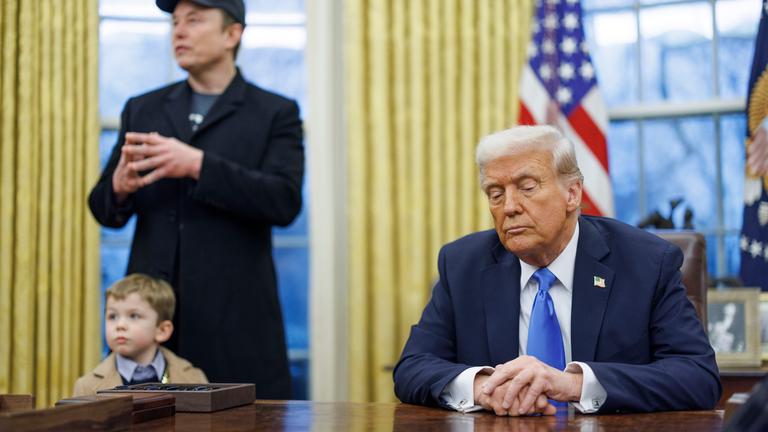 Der US-Unternehmer und Mitarbeiter der US-Sonderregierung Elon Musk (L), mit seinem Sohn X, und US-Präsident Donald J. Trump (R) sprechen mit den Medien im Oval Office des Weißen Hauses in Washington, DC, USA, 11. Februar 2025