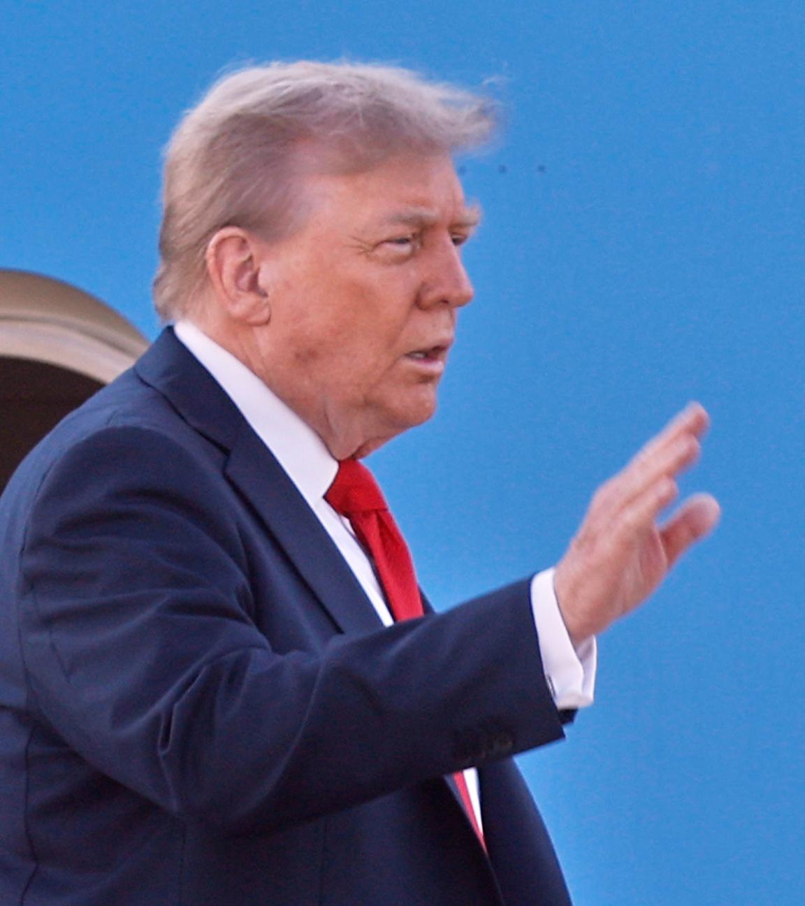 US-Präsident Donald Trump winkt, bevor er an Bord der Air Force One geht.