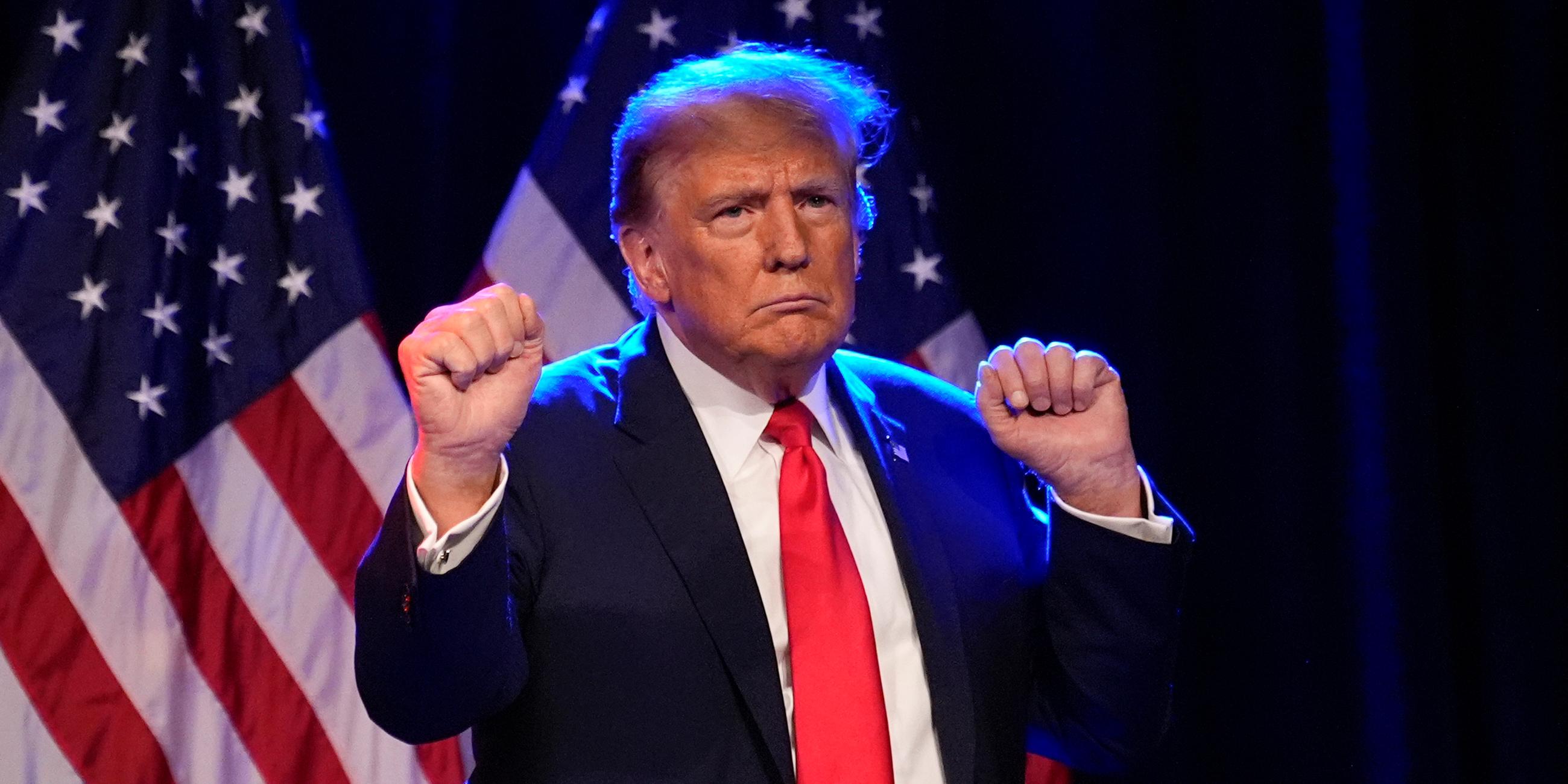 Der republikanische Präsidentschaftskandidat, der frühere Präsident Donald Trump, tanzt auf der Bühne, nachdem er am 8. 2. 2024, bei einer Caucus-Nachtkundgebung in Las Vegas gesprochen hat.