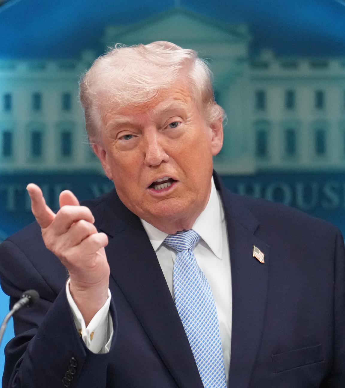 US-Präsident Donald Trump spricht im James Brady Press Briefing Room im Weißen Haus. 