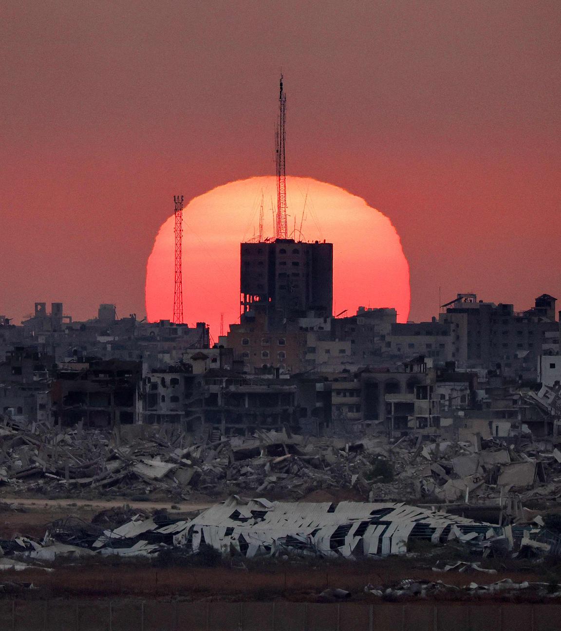 Die Sonne geht rötlich an der israelischen Grenze zum Gazastreifen unter.