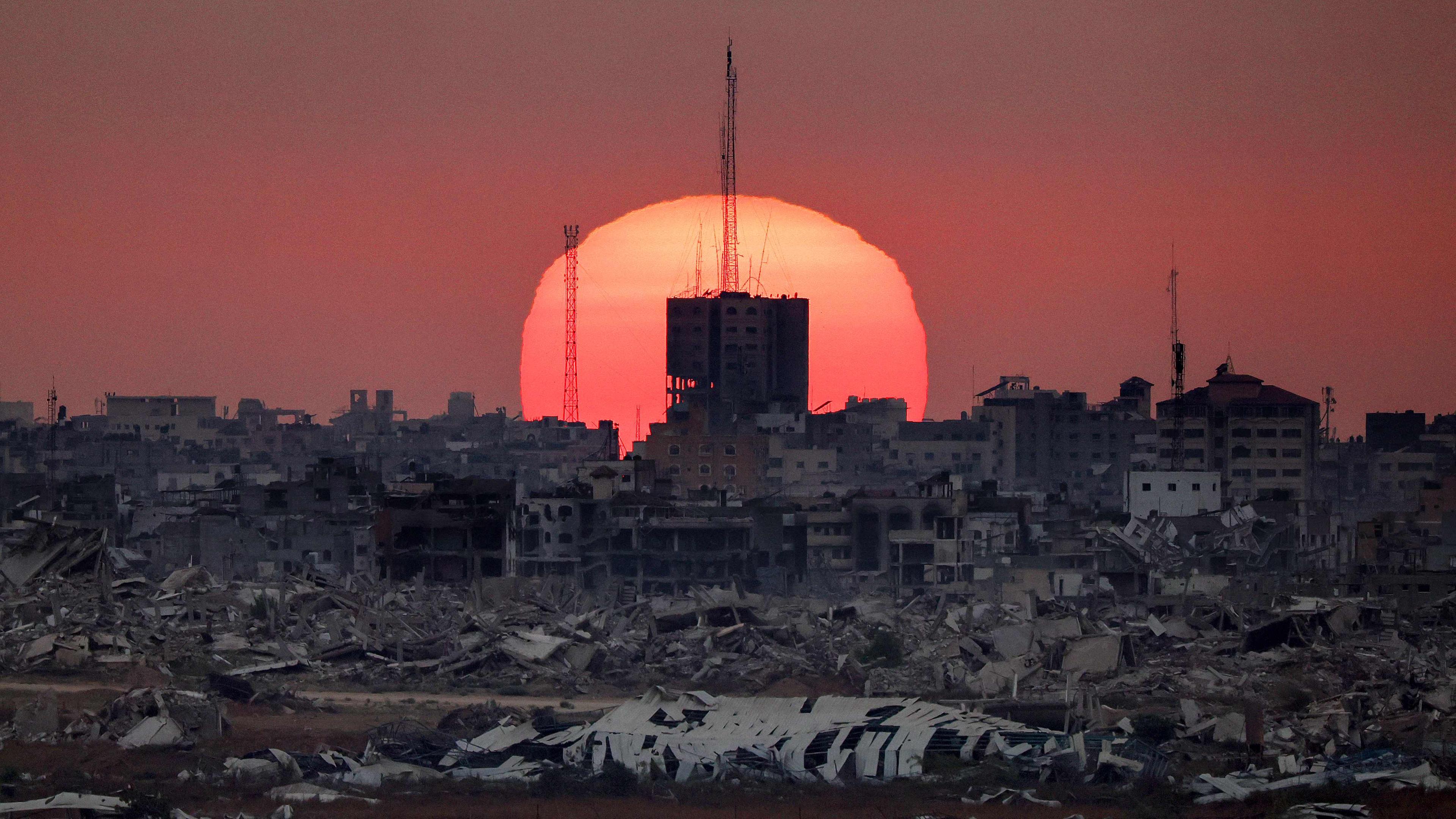 Die Sonne geht rötlich an der israelischen Grenze zum Gazastreifen unter.