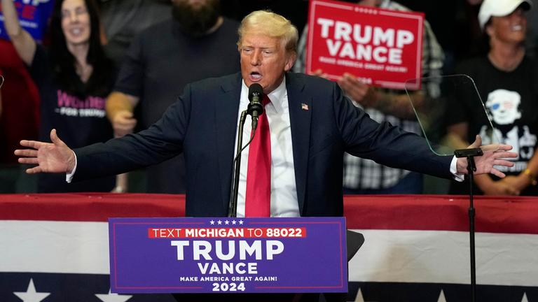 Donald Trump spricht bei einer Wahlveranstaltung.