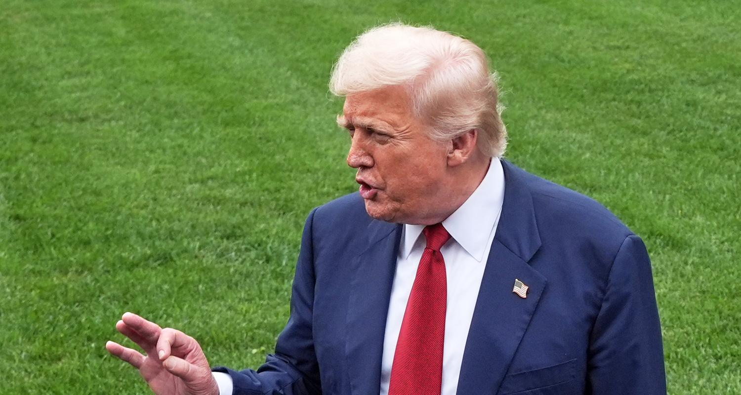 Donald Trump spircht mit Reportern vor dem Weißen Haus.
