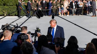 S-Präsident Donald Trump (Mitte) spricht mit Reportern, als er das Weiße Haus verlässt, um zu einer Wahlkampfveranstaltung in Iowa zu reisen, in Washington, DC, USA, am 22. Oktober 2026.
