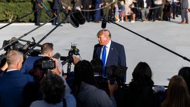 S-Präsident Donald Trump (Mitte) spricht mit Reportern, als er das Weiße Haus verlässt, um zu einer Wahlkampfveranstaltung in Iowa zu reisen, in Washington, DC, USA, am 22. Oktober 2026.