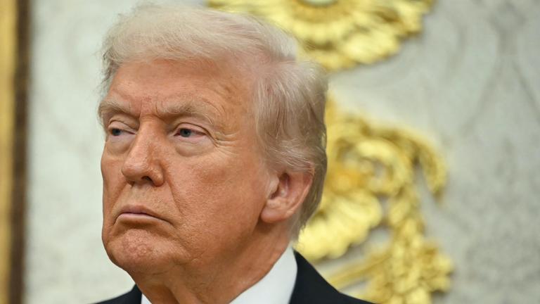 US-Präsident Donald Trump gibt eine Pressekonferenz im Oval Office im Weißen Haus.