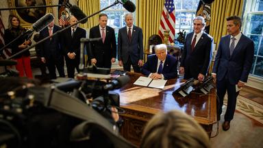 US-Präsident Donald Trump unterzeichnet Dekrete im Oval Office im Weißen Haus