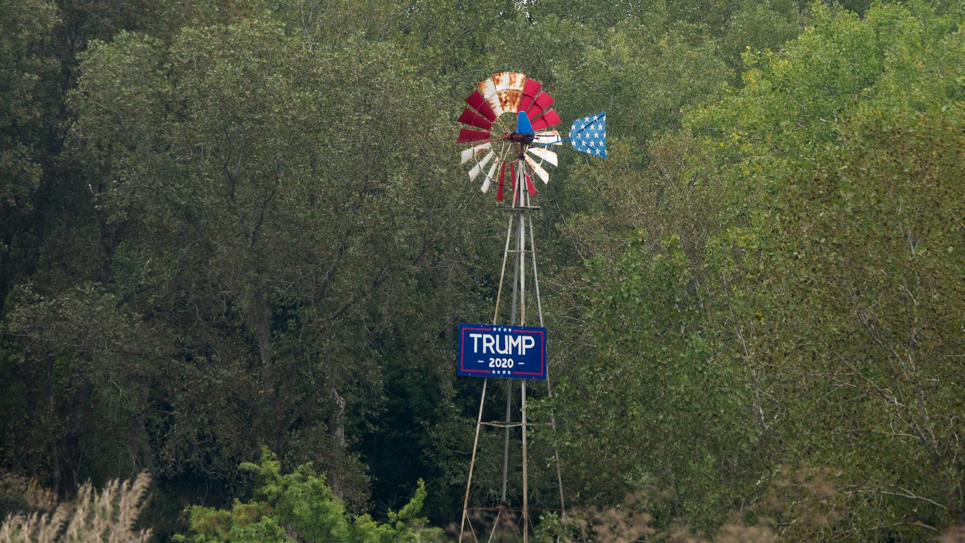 Eine Windmühle in den Nationalfarben der USA und einem Banner mit der Aufschrift: "Trump 2020" in Livingston, Illinois. (Archiv)