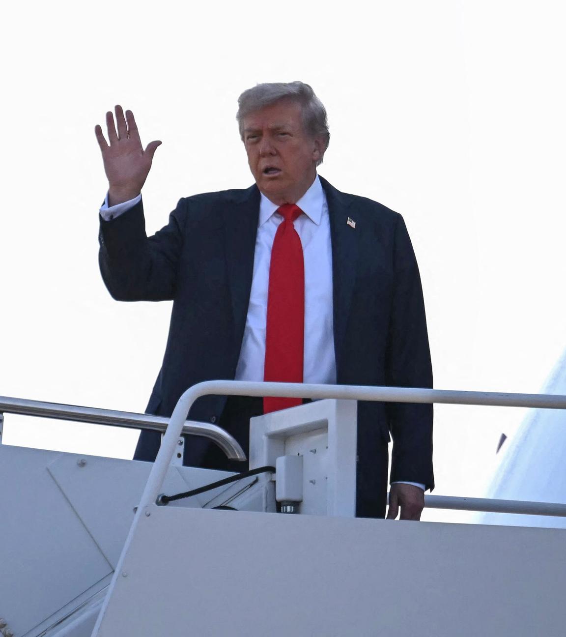 Donald Trump winkt kurz vor seinem Abflug nach Alaska.