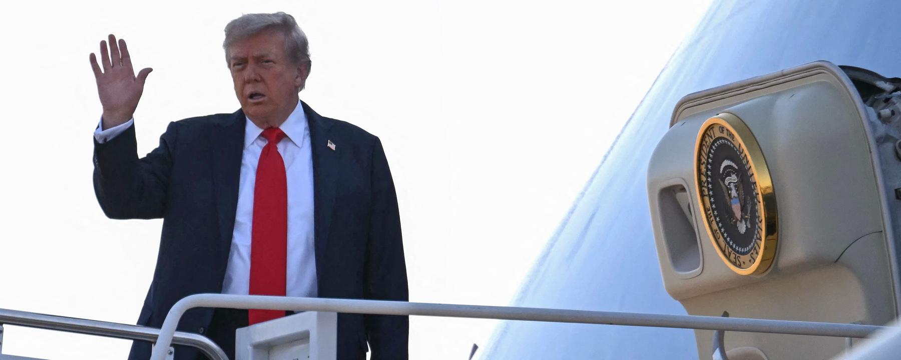 Donald Trump winkt kurz vor seinem Abflug nach Alaska.