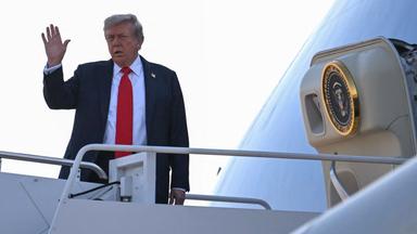 Donald Trump winkt kurz vor seinem Abflug nach Alaska.