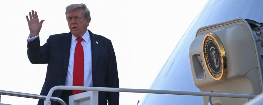 Donald Trump winkt kurz vor seinem Abflug nach Alaska.