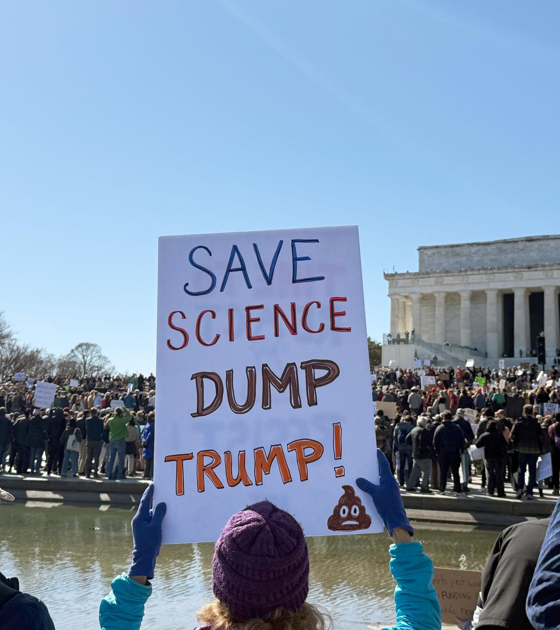 Ein Protestplakat in Washington D.C. zeigt die Aufschrift "Save Science - Dump Trump!".