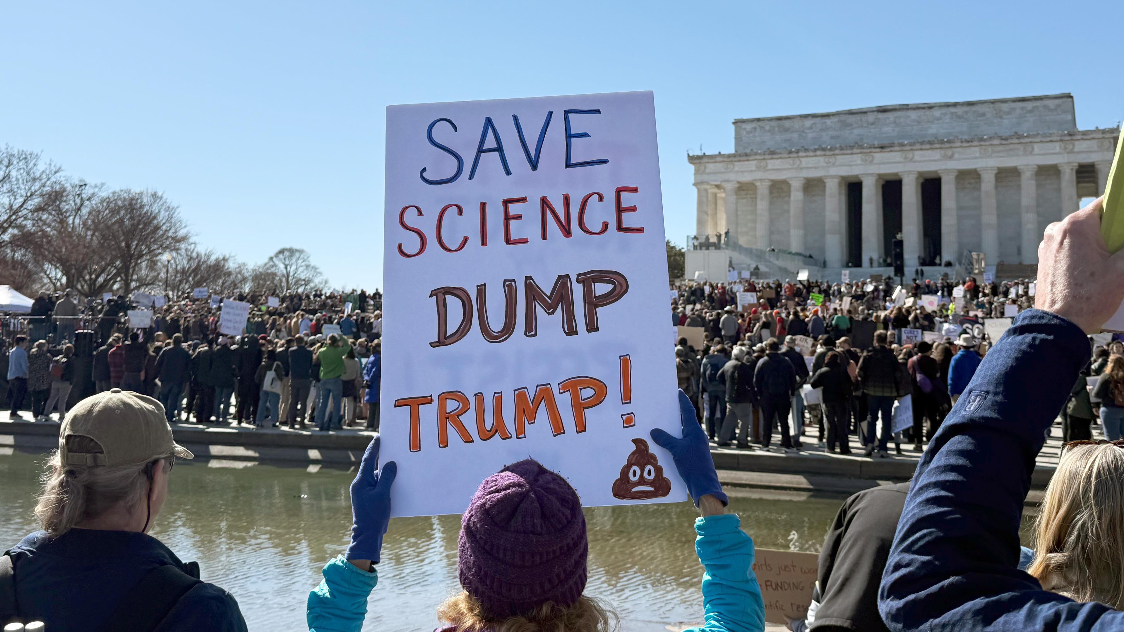Ein Protestplakat in Washington D.C. zeigt die Aufschrift "Save Science - Dump Trump!".
