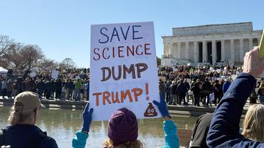 Ein Protestplakat in Washington D.C. zeigt die Aufschrift "Save Science - Dump Trump!".