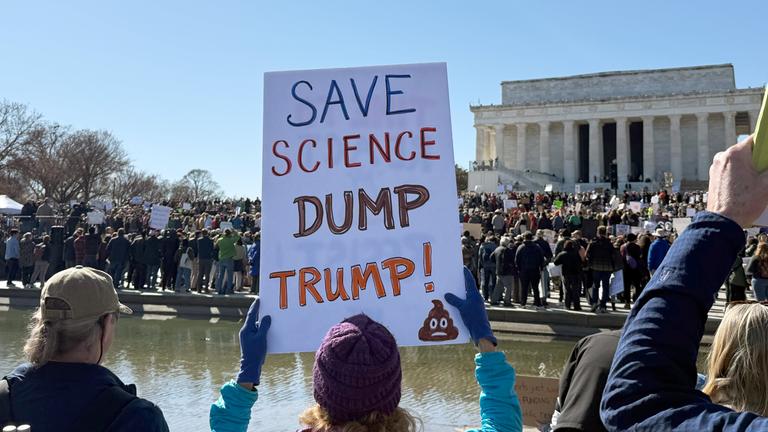 Ein Protestplakat in Washington D.C. zeigt die Aufschrift "Save Science - Dump Trump!".