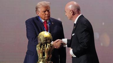 . US-Präsident Donald Trump (l) erhält den FIFA-Friedenspreis von FIFA-Präsident Gianni Infantino.