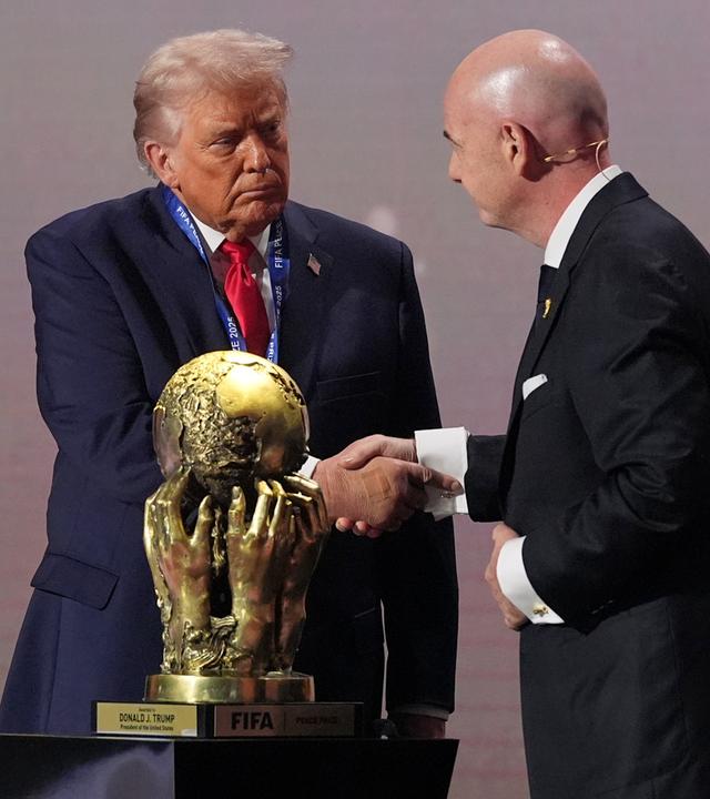 . US-Präsident Donald Trump (l) erhält den FIFA-Friedenspreis von FIFA-Präsident Gianni Infantino.