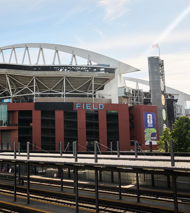 USA, Seattle: Eine teilweise Abdeckung ist über dem Lumen-Branding am Lumen Field zu sehen, das während der FIFA Fussball-Weltmeisterschaft 2026 Seattle-Stadion heißen wird