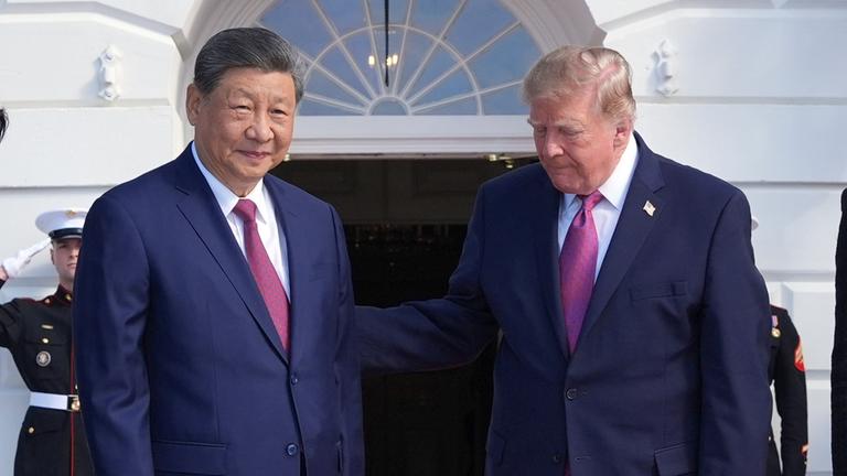 US-Präsident Donald Trump (rechts) begrüßt Chinas Präsidenten Xi Jinping