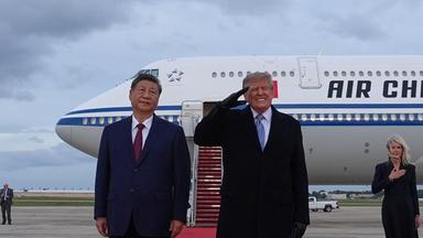  US-Präsident Donald Trump salutiert während eines militärischen Überflugs im Rahmen einer Begrüßungszeremonie für Chinas Präsidenten Xi Jinping auf der Joint Base Andrews in Maryland.