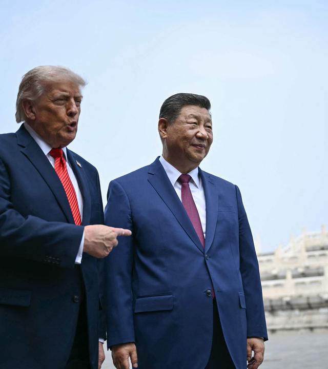 Trump steht neben Xi.