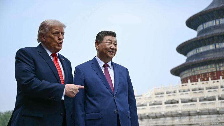 Trump steht neben Xi.