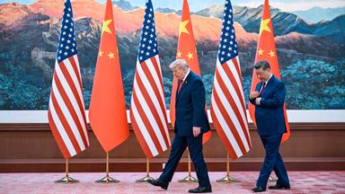 14.05.2026, China, Peking: Der chinesische Präsident Xi Jinping (r) und US-Präsident Donald Trump treffen sich in der Großen Halle des Volkes.