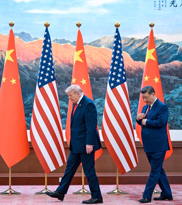 14.05.2026, China, Peking: Der chinesische Präsident Xi Jinping (r) und US-Präsident Donald Trump treffen sich in der Großen Halle des Volkes.