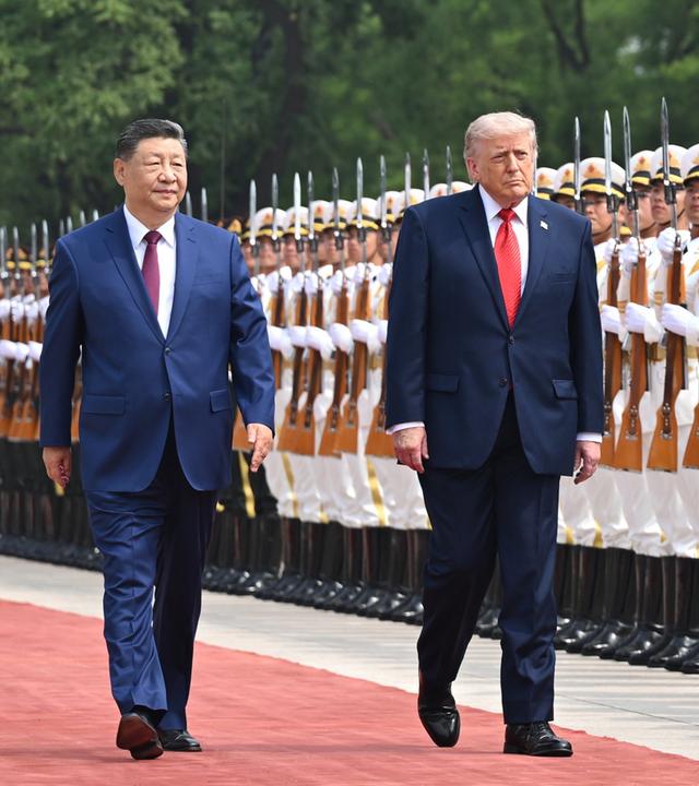 Präsident Donald Trump und der chinesische Generalsekretär Xi Jinping nehmen an einer Begrüßungszeremonie in der Großen Halle des Volkes in Peking teil.