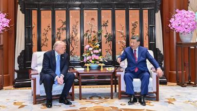 Xi Jinping und Donald Trump treffen sich zu einem privaten Gespräch in Zhongnanhai in Peking