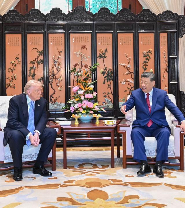 Xi Jinping und Donald Trump treffen sich zu einem privaten Gespräch in Zhongnanhai in Peking