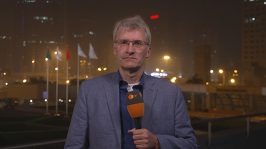 ZDF-Korrepsondent Elmar Theveßen in Peking bei Nacht. 