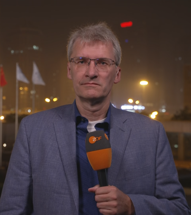 ZDF-Korrepsondent Elmar Theveßen in Peking bei Nacht. 