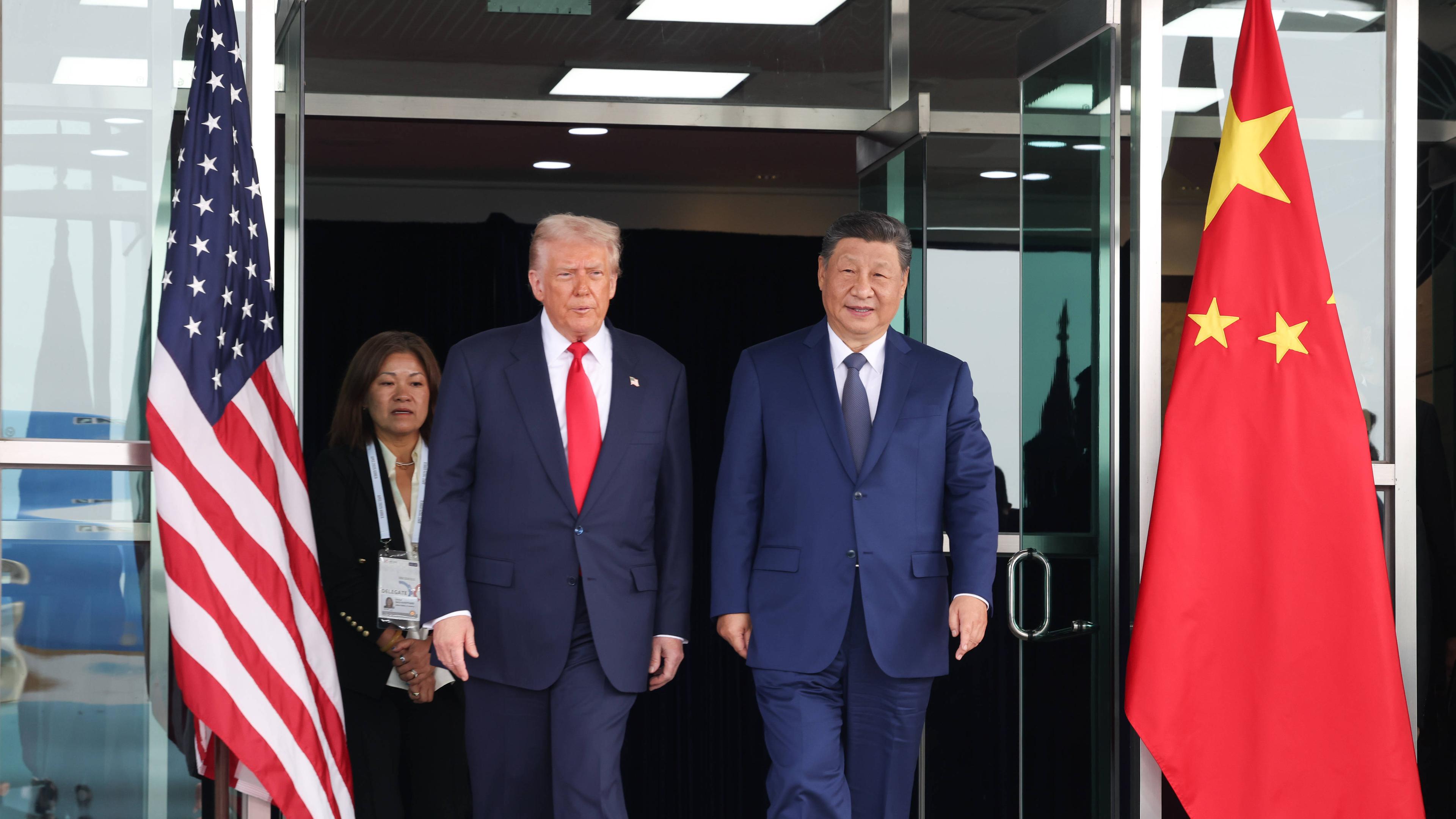 Auf dem Bild sieht man Trump und Chinas Staatschef Xi in Südkorea.